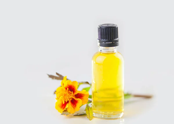 Ätherisches Ringelblumenöl Einer Schönen Flasche Auf Weißem Hintergrund — Stockfoto