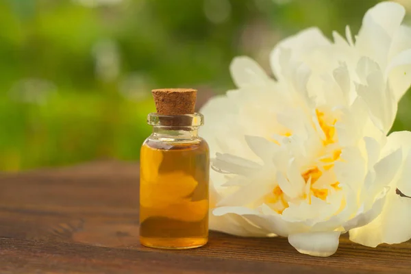 Esencia Flores Sobre Una Mesa Una Hermosa Botella Vidrio — Foto de Stock