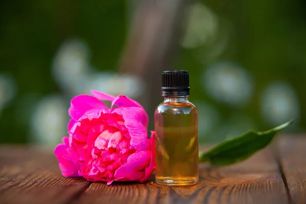 Esencia Flores Sobre Una Mesa Una Hermosa Botella Vidrio — Foto de Stock