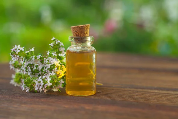 Tijm Etherische Olie Een Mooie Fles Tafel — Stockfoto