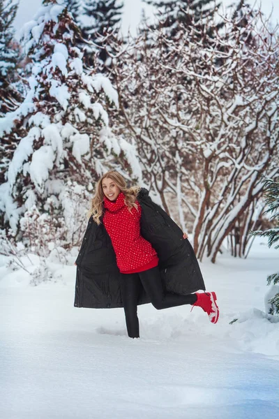 Krásná Žena Která Dělá Jógu Venku Sněhu — Stock fotografie