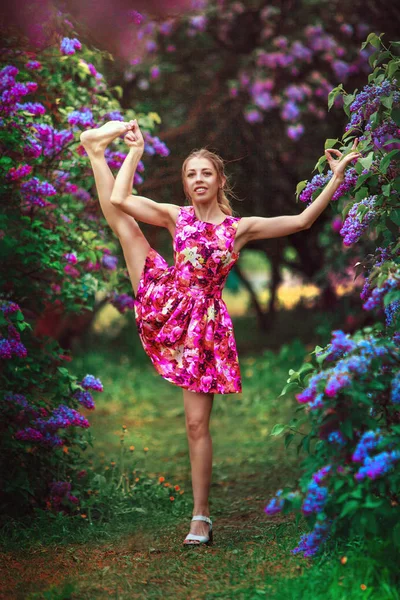 Bella Donna Che Yoga All Aperto Sull Erba Verde — Foto Stock