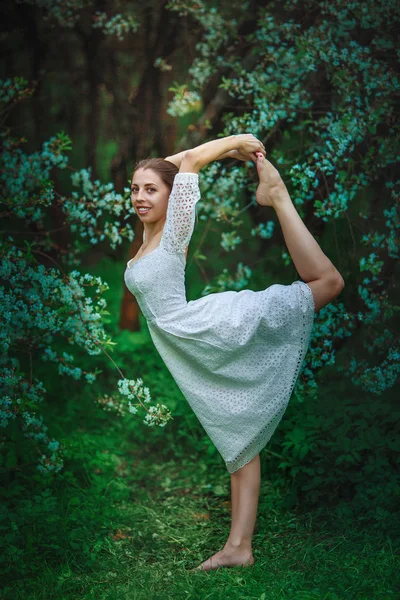 Bella Donna Che Yoga All Aperto Sull Erba Verde — Foto Stock