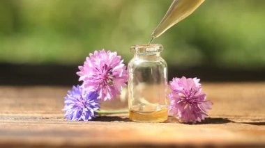 Masaya güzel cam şişe lavanta çiçek özü