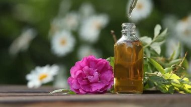 Güzel Cam masaya çiçek özü