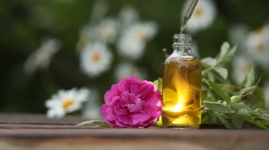 Güzel Cam masaya çiçek özü