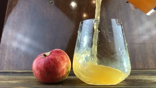 透明ガラスの中でおいしい新鮮な絞りリンゴジュース — ストック動画