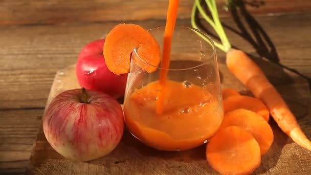 在玻璃桌上的胡萝卜汁 — 图库视频影像