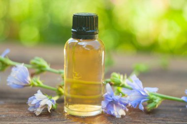 hindiba Esans güzel bir şişe masanın üzerinde