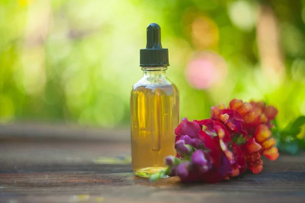 Aceite Esencial Antirrrinio Una Hermosa Botella Sobre Mesa — Foto de Stock