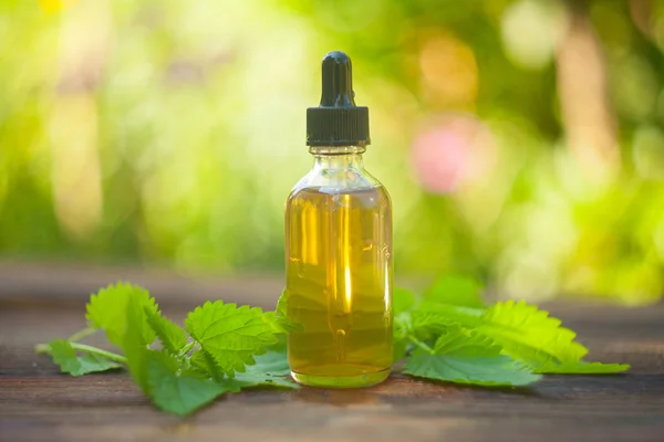 Aceite Esencial Ortiga Una Hermosa Botella Sobre Mesa — Foto de Stock