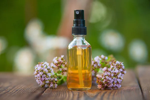 Essentie Van Bloemen Tafel Mooie Glazen Fles — Stockfoto