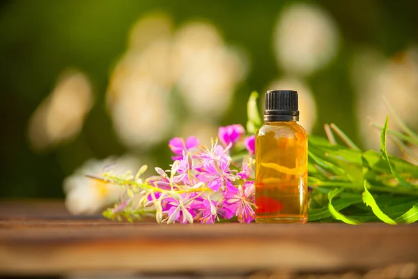 Floreciendo Sally Aceite Esencial Una Hermosa Botella Sobre Mesa — Foto de Stock