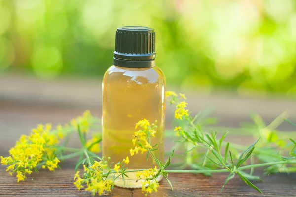Aceite Esencial Paja Cama Amarilla Una Hermosa Botella Sobre Mesa —  Fotos de Stock