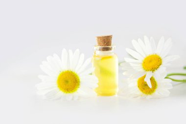 Güzel bir cam kavanozda, masanın üzerindeki çiçeklerin özü.