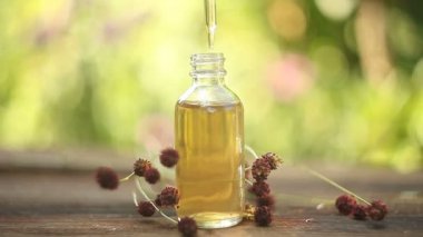 büyük burnet esans masada güzel şişe