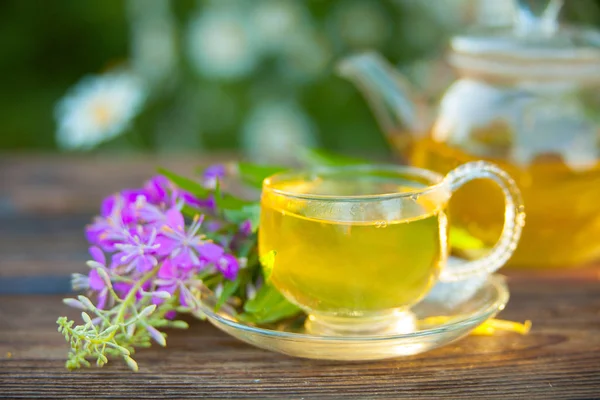 Heerlijke Groene Thee Een Mooie Glazen Schaal Een Tafel — Stockfoto