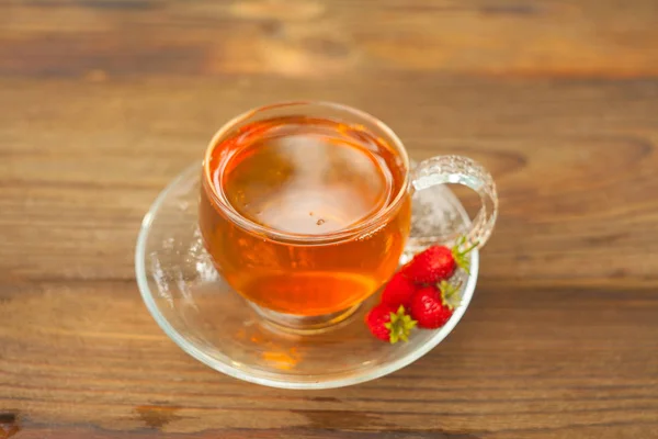 Вкусный Дикий Клубничный Чай Красивой Стеклянной Миске Столе — стоковое фото