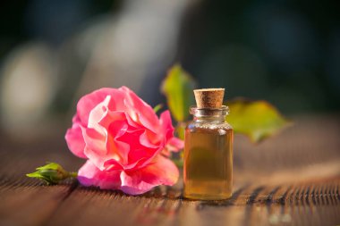 Tablo güzel cam şişede gül özü