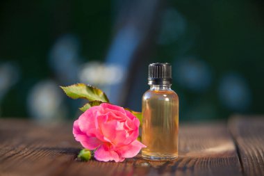 Tablo güzel cam şişede gül özü