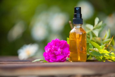 Güzel Cam masaya çiçek özü