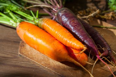 ahşap masa üzerinde olgunlaşmış çiğ havuç