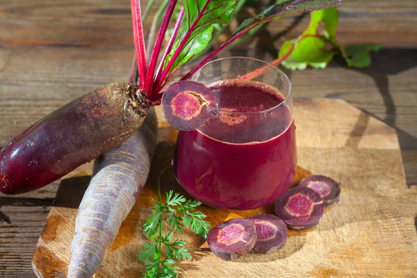 Suco de beterraba-cenoura em vidro na mesa de madeira — Fotografia de Stock