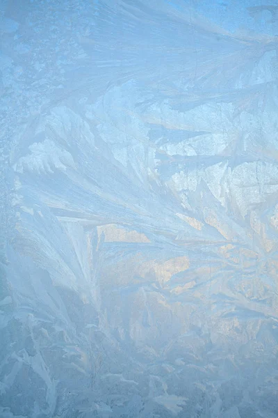 Hermosos patrones de textura de invierno de heladas en la ventana — Foto de Stock