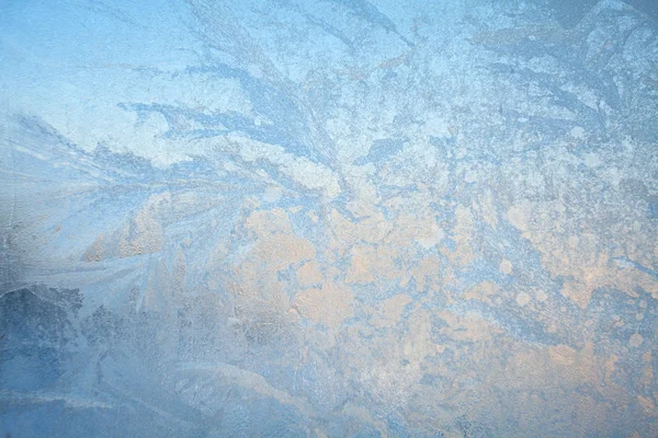 Belos padrões de textura de inverno de geada na janela — Fotografia de Stock