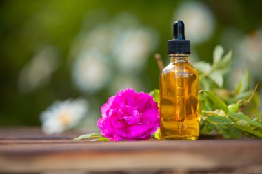 Güzel Cam masaya çiçek özü