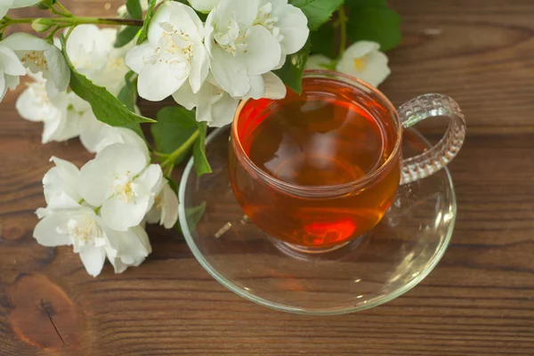 Delicioso té verde en un hermoso tazón de vidrio en una mesa — Foto de Stock