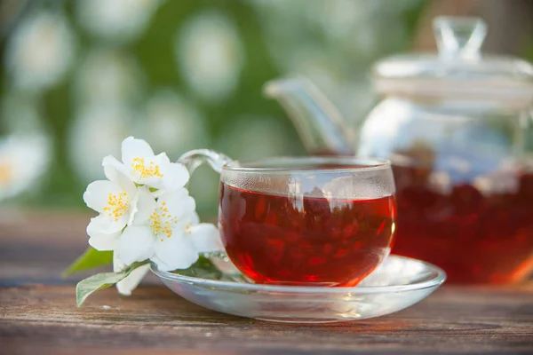 Delicioso té verde en un hermoso tazón de vidrio en la mesa — Foto de Stock