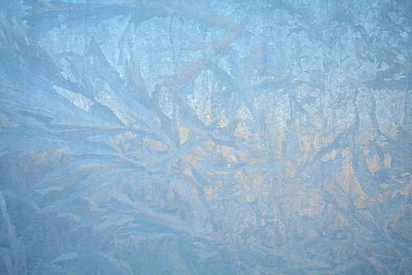 Belos padrões de textura de inverno de geada na janela — Fotografia de Stock