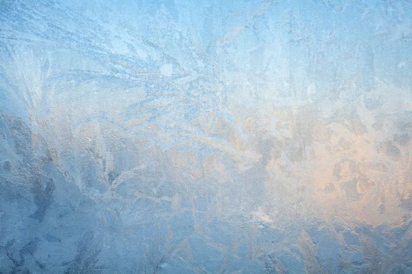 Belos padrões de textura de inverno de geada na janela — Fotografia de Stock