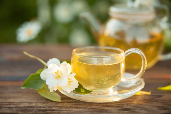 Delicioso chá verde na bela tigela de vidro na mesa — Fotografia de Stock