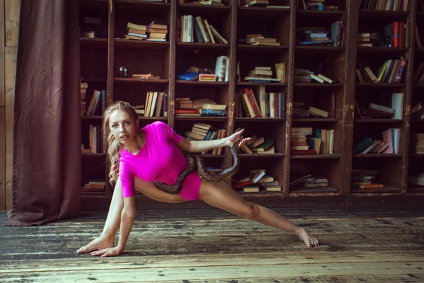 Mulher bonita com boa figura faz ioga — Fotografia de Stock