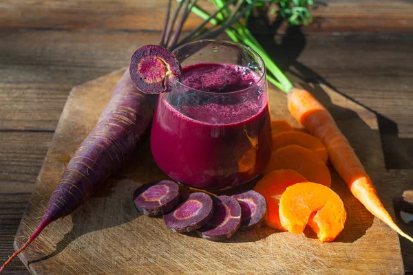 Suco de cenoura em vidro na mesa de madeira — Fotografia de Stock