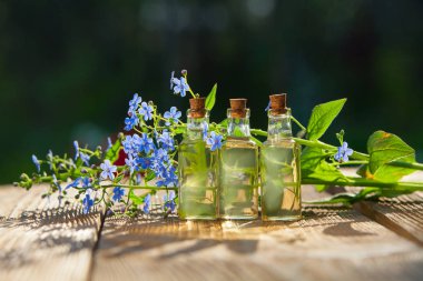 Güzel Cam masaya çiçek özü