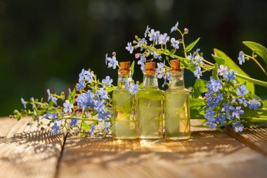 Güzel Cam masaya çiçek özü