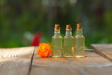 Masaya güzel cam şişe lavanta çiçek özü