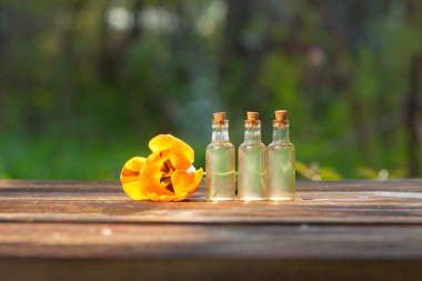 Güzel Cam masaya çiçek özü