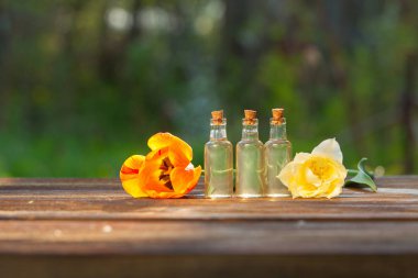 Güzel Cam masaya çiçek özü