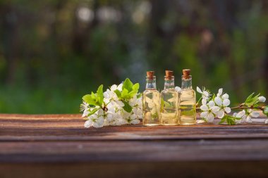 Güzel Cam masaya çiçek özü