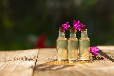 çuha çiçeği esans masada güzel şişe