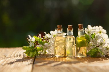 Güzel Cam masaya çiçek özü