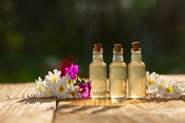 çuha çiçeği esans masada güzel şişe