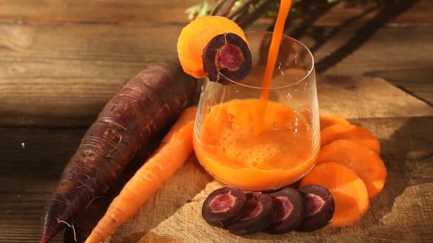 Морквяний Сік Склянці Дерев Яному Столі — стокове відео