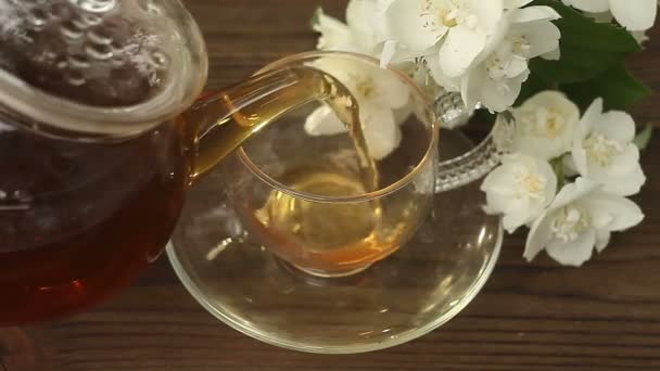 Délicieux Thé Vert Dans Magnifique Bol Verre Sur Table — Video