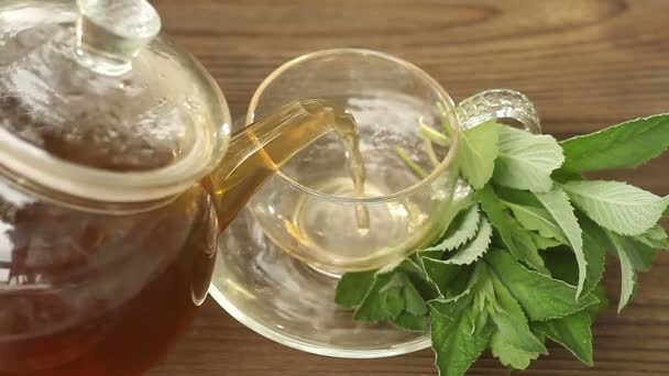 テーブルの上の美しいガラスのボウルでおいしい緑茶 — ストック動画