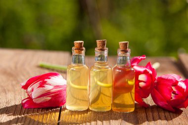 Güzel Cam masaya çiçek özü